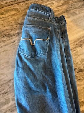 Men's Relaxed Fit Blue Jeans with Subtle Back Pocket Stitching
